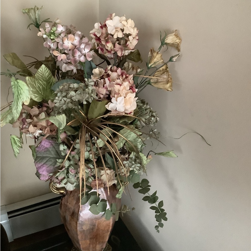 Elegant Floral Arrangement in Vase
